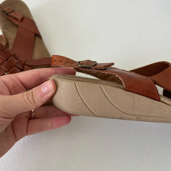 Cabin Creek Women’s interwoven strap sandals — size 8 - Picture 9 of 9